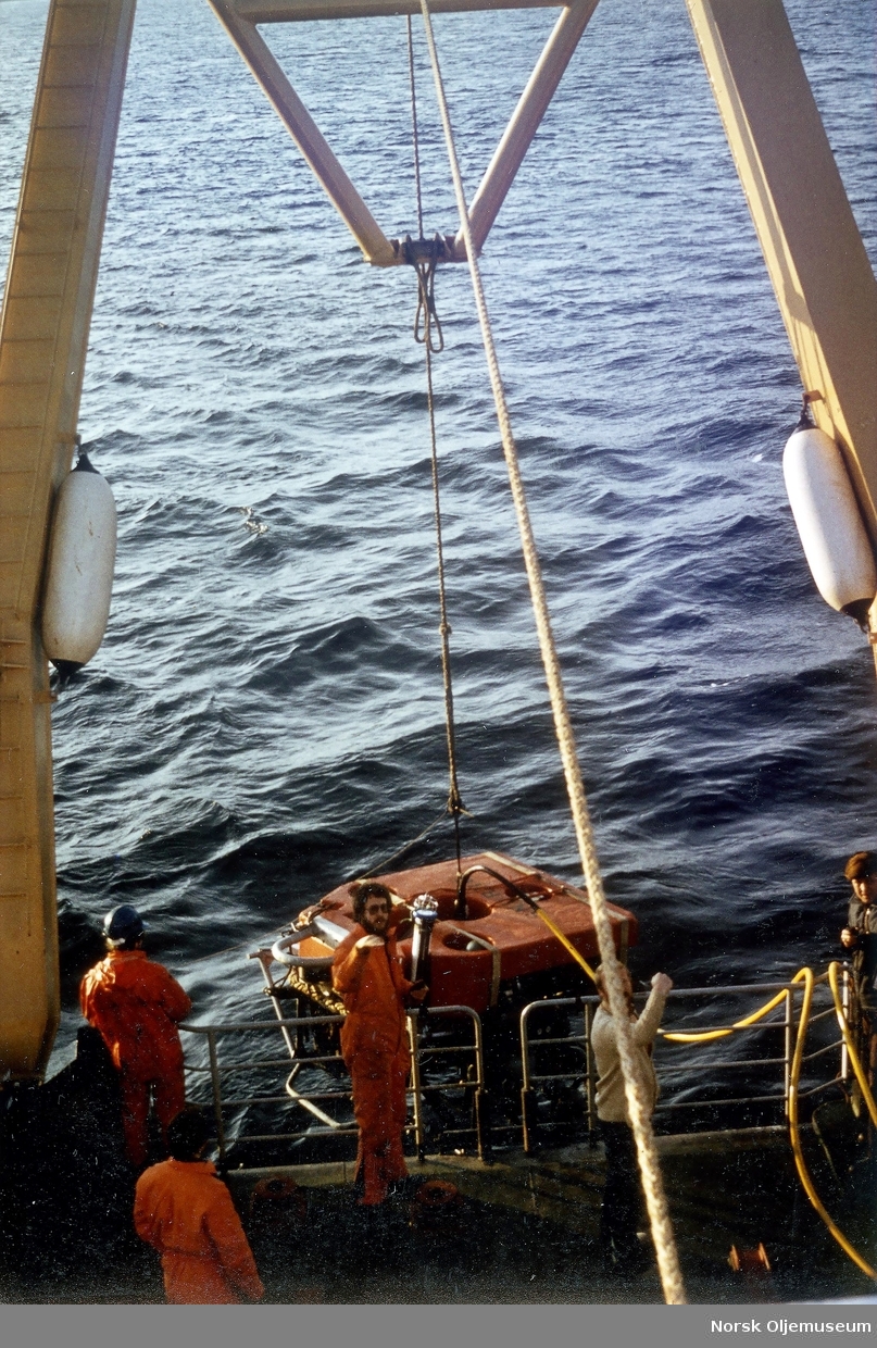 ROV'en Snurre heises over bord fra et dykkerfartøy, sansynligvis Borgholm.