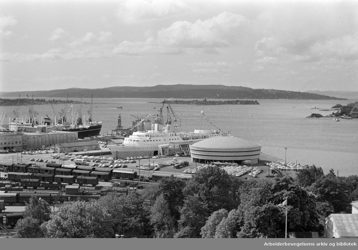 Havna. Hjortneskaia (sett fra taket av Rikstrygdeverket)..Juni 1964.