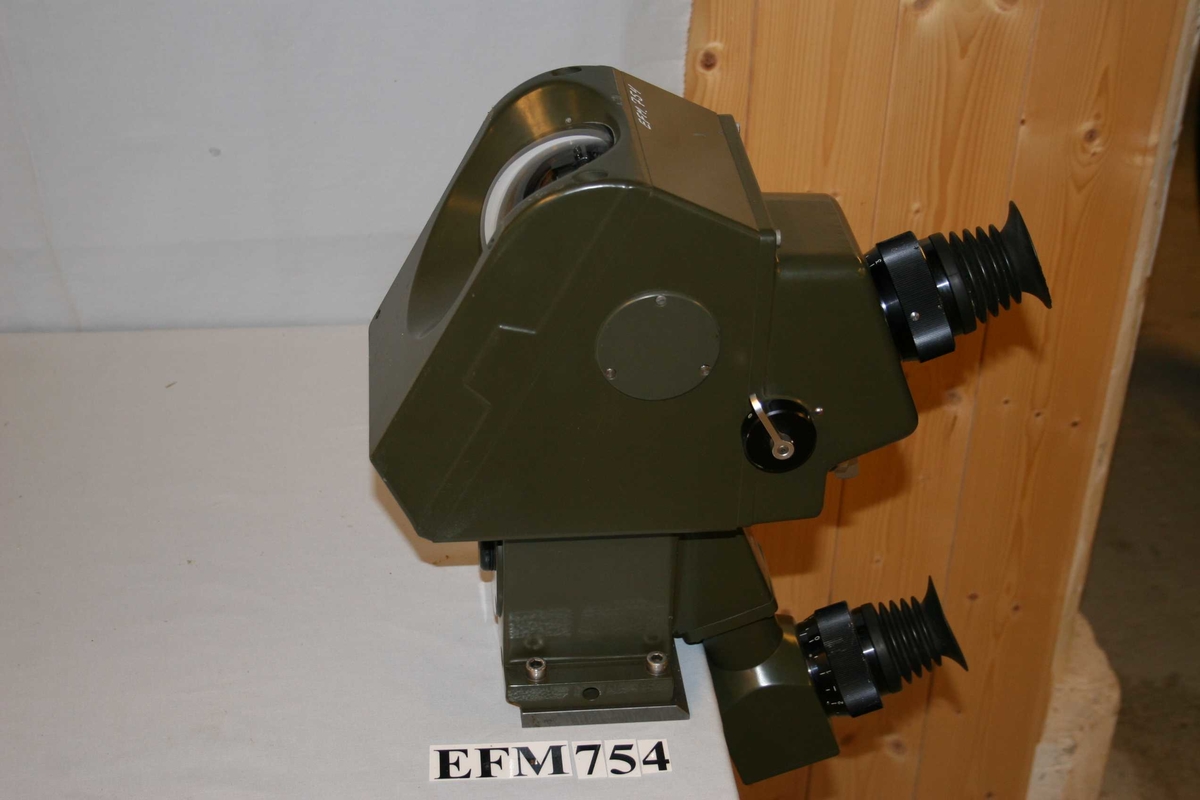 Siktet er et optisk sikte med to systemer (luft og bakkemål). Fastmontert på kanonen ved bruk.