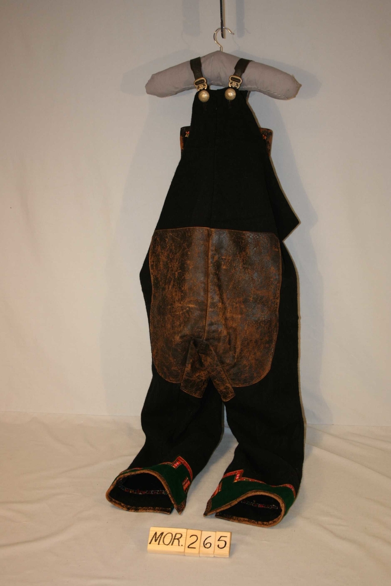 Bukse av svart vadmaål, med lok, skinn bak, løyesauma, 8 sølvknappar