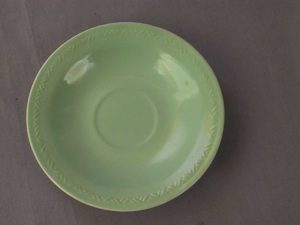 Form: Sirkulært tverrsnitt
Kvit på utsida, grøn inni. Bord av stutte skråstrekar i profil rundt kanten på innsida.