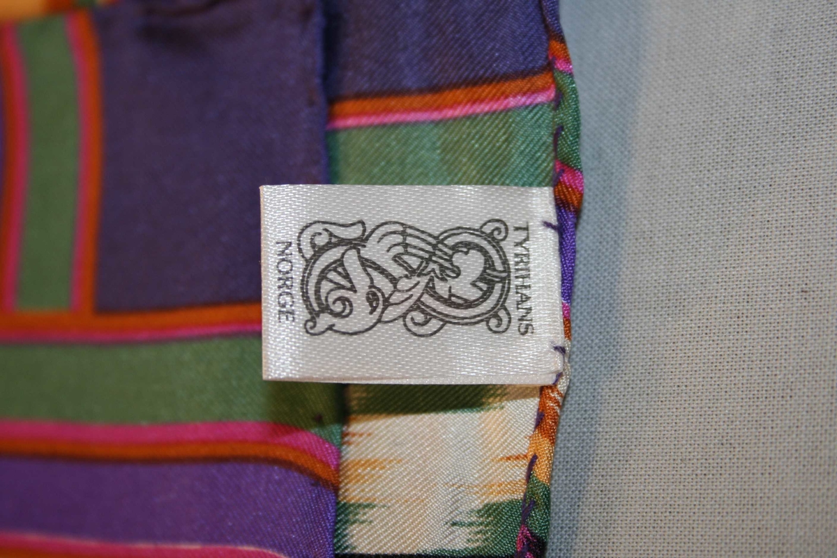 Kvadratisk, tynt silkeskaut med blålilla botnfarge og bord i fleire fargar.