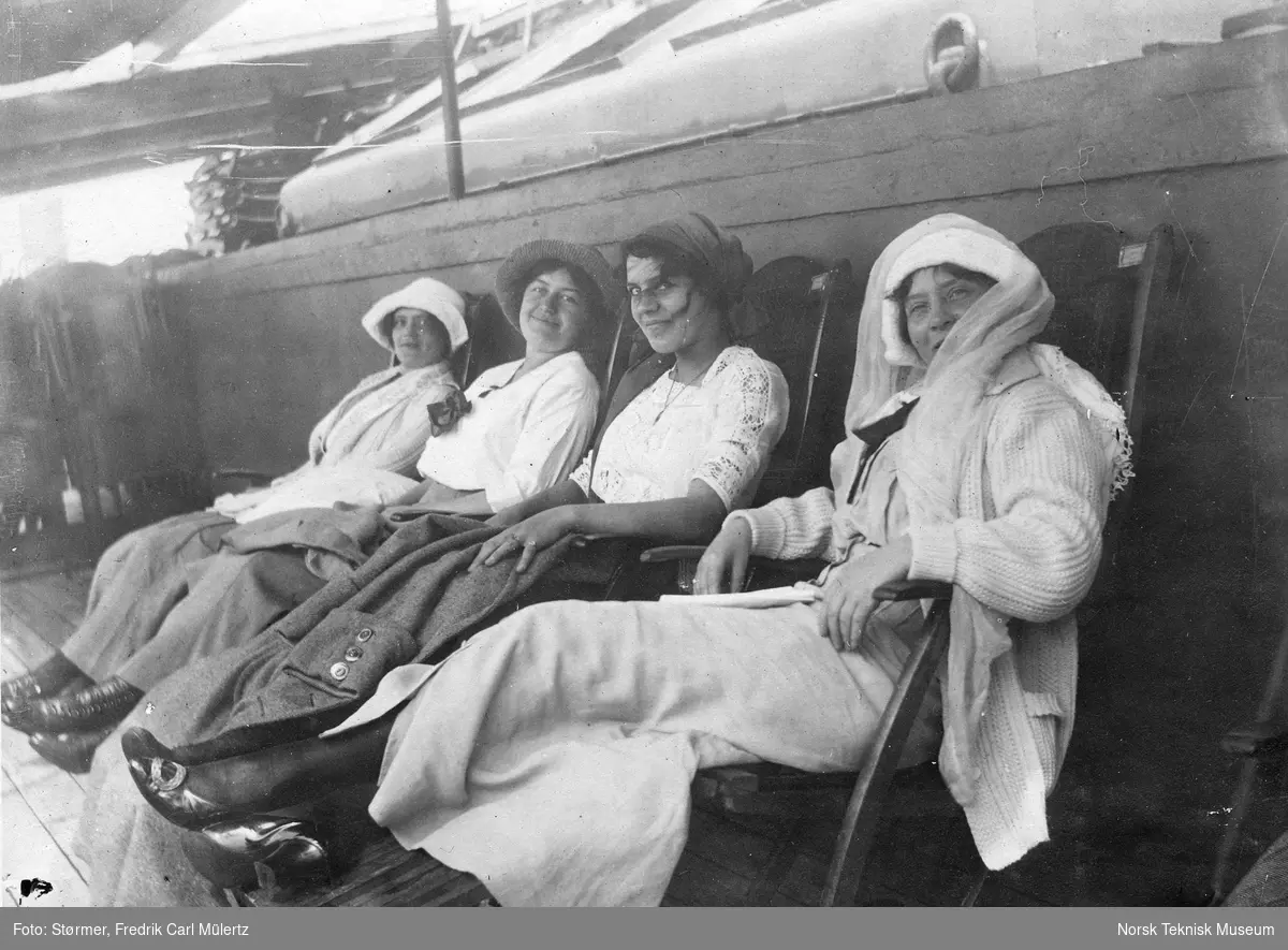 Fire kvinnelige passasjerer på båten mellom New York og Oslo, 1915