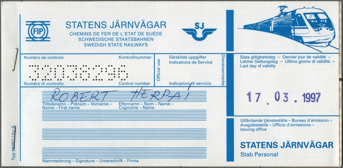 Blått och vitt ihophäftat biljetthäfte innehållande två biljetter för resor i Danmark och Tyskland där häftets framsida har tryckt text i blått:
"FIP STATENS JÄRNVÄGAR" under texten finns en ruta för kontrollnummer, där numret har blivit stansat rakt igenom häftet och biljetten. "ROBERT HERPAI" är handskrivet med kulspetspenna på blålinjerat skrivfält, datumet är stämplat i lila på den högra sidan "Sista giltighetsdag 17.03.1997" och texten "Utfärdande tjänsteställe STATENS JÄRNVÄGAR Stab Personal" står under datumet. På häftets framsida finns Statens Järnvägar, SJ's logga, vingarna med initialerna ovanför i blått samt en bild av ett ellok med vagnar. Det finns ett skrivfält för särskilda uppgifter. Den första biljetten, som är brunmönstrad med cirklar och linjer har tryckt text i svart:
"Danske Statsbaner DSB 2. Cl".
Till höger står på danska, franska, tyska, italienska och engelska att biljetten gäller på alla stationer. I nederkant är biljetten uppdelad i fyra numrerade fält med stora svarta inramade siffror från 1-4 samt linjerade skrivfält. I de två första finns de med kulspetspenna handskrivna datumen:
"20 12 96", "30 12 96", vilka är biljettens giltighetsdatum. Ovanför datumen står giltighetsdag på ovan nämnda språk. 
Den andra biljetten, som är gulmönstrad med cirklar och linjer har tryckt text i svart:
"Deutsche Bundesbahn DB 2. Cl".
Den är i övrigt identisk med föregående biljett.
Häftets insidor samt baksida har regler/bestämmelser för biljetterna på franska, tyska , danska, italienska, engelska och svenska och häftets baksida har dessutom en tabell med statsbanor i Europa och dess förkortningar.