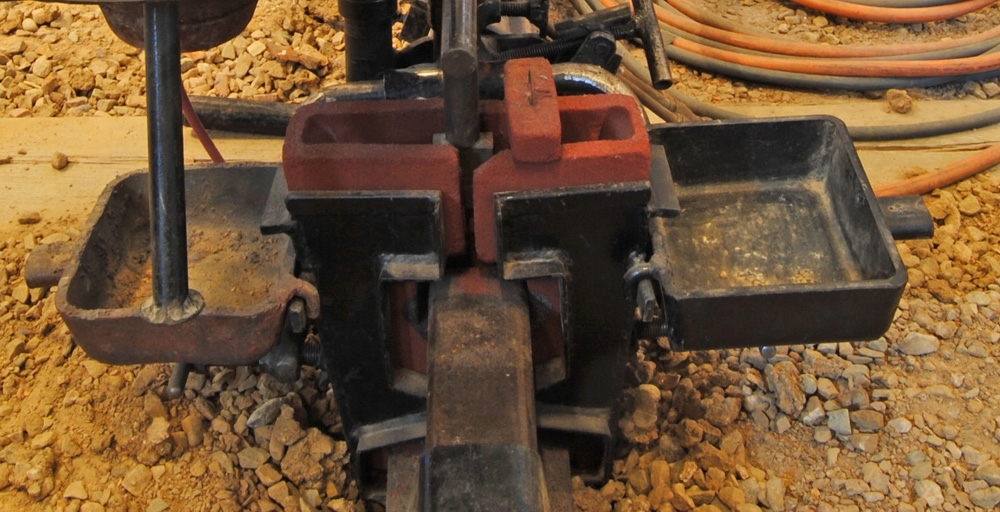 Utrustning för Thermitsvetsning från 1960-talet. Form av röd porös lera. Användes i par. Utanpå formen satt två stycken formhållarplåtar som klämdes fast mot rälen med två armar från brännar- och degelhållaren.