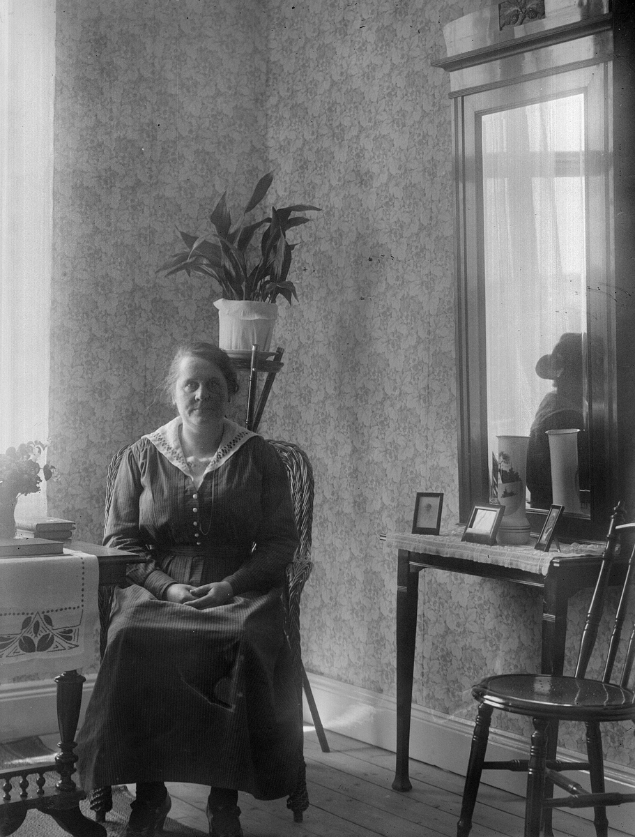 "Regina Ehn i rummet framme vid spegeln", Fröslunda, Altuna socken, Uppland 1922