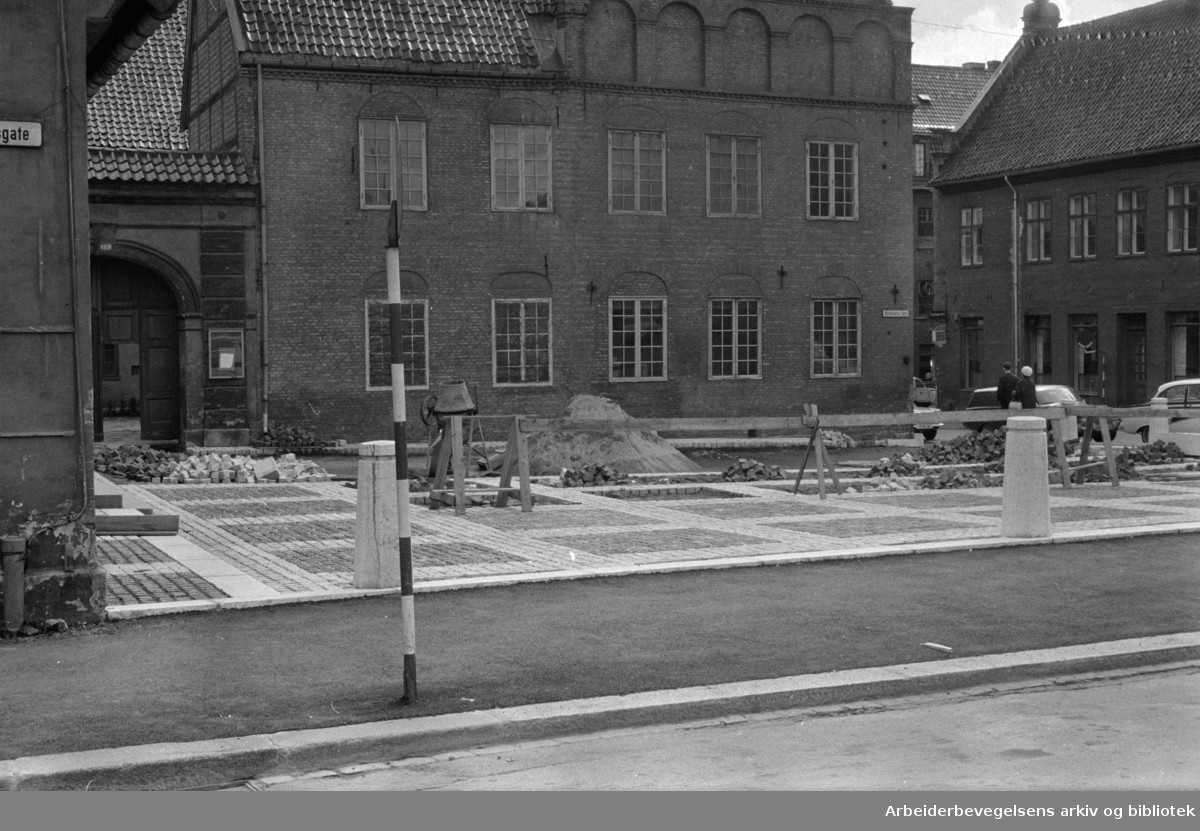 Det gamle Christiania Torg. Torget brusteinlegges. Juli 1964