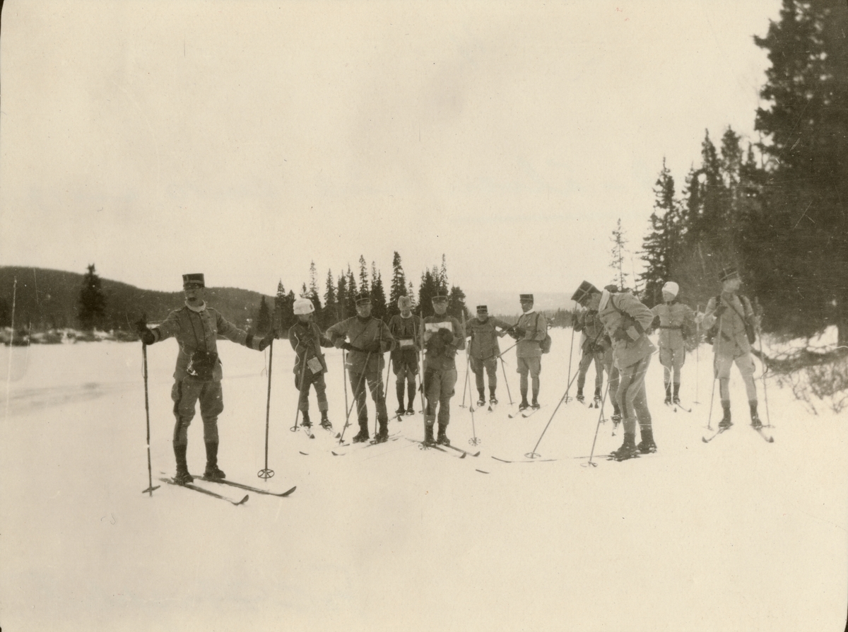Text i fotoalbum: "Officersövningarna vid Duved 1919. På Duvedälven."