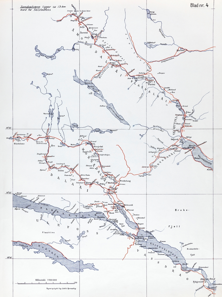 Kartblad nr. 4 i en serie fløtingskart fra Telemark tegnet i målestokk 1:100 000.  Kartet ble produsert av Skiensvassdragets Fellesfløtningsforening på et kartgrunnlag fra Norges Geografiske Oppmåling i 1945.  Dette kartet viser den øvre delen av Ulefossvassdraget, med innsjøene Kviteseidvatn og Bandak, samt sidevassdragene Dalaåi og Morgedalsåi, og den øvre delen av Bøvassdraget, men den nordøstre enden av Seljordsvatnet. Bygdaråi, Vallaråi, Flatdalsåi og Åmotsdalsåi.  I dette området var det Skiensvassdragets Fellesfløtningsforening som organiserte fløtinga på Kviteseidvatnet og Bandak.  Dalaåi og Morgedalsåi hadde egen tverrelvforening, organisert av de skogeierne som soknet til disse vassdragene.  Bøelva fikk egen fellesfløtingsforening i 1862.  Denne organisasjonen ble fusjonert med Skiensvassdragets Fellesfløtningsforening i 1884.  Under de vanskelige konjunkturene etter 1. verdenskrig var imidlertid mistilliten mellom den tømmerkjøperdominerte Skiensvassdragets Fellesfløtiningsforening og skogeierne langs Bøvassdraget så stor at skogeierne i 1926 vedtok å stifte Bø og Seljord Samflotingslag.  Denne organisasjonen overtok administrasjonsansvaret for fløtinga her – også i Bygdaråi og Flatdalsvassdraget – fra 1931.  Samflotingslaget greide imidlertid ikke å drive fløtinga i balanse, så i 1939 søkte de om å få gå inni Skiensvassdragets Fellesfløtningsforening igjen.  Det fikk de ingen umiddelbar aksept for, men etter 2. verdenskrig påtok «hovedforeningen» seg å administrere fløtinga i Bøvassdraget, men ikke å overta gjeldsbyrden Samflotingsvassdraget hadde pådratt seg.  Ny fusjon mellom de to fløtingsorganisasjonene ble realisert først i 1964. Vråvatn lens nede til venstre på kartet inngikk i nedslagsfeltet til Arendalsvassdraget Fellesfløtningsforening. Fløtingsinspektør Ebbe Theisen var ansvarlig for redigeringa av kartgrunnlaget med henblikk på Fellesfløtingsforeningens behov.  Han har prioritert vannårene, som er markert med blå streker.  Sjøer og fjorder er markert med skravur, som også er blå, mens veglinjer er markert med rødt på dette kartet.  De røde tallene ved vassdraget markerer skiller mellom roter, som både var grenser mellom ulike fløterlags ansvarsområder og prissoner – jo større avstand fra lensa ved vassdragets utløp, jo høyere fløtingspriser. 