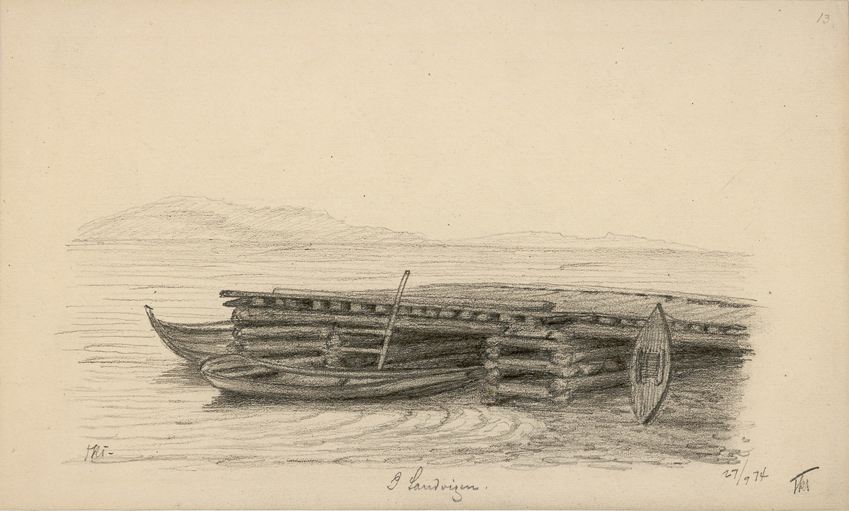 En brygge med opprettstående kano til h. 2 småbåter fortøyd til bryggen.