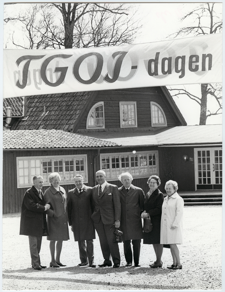 TGOJ-dagen 1973. Anställda vid Trafikaktiebolaget Grängesberg–Oxelösunds Järnvägar fotograferas framför Julita Värdshus.