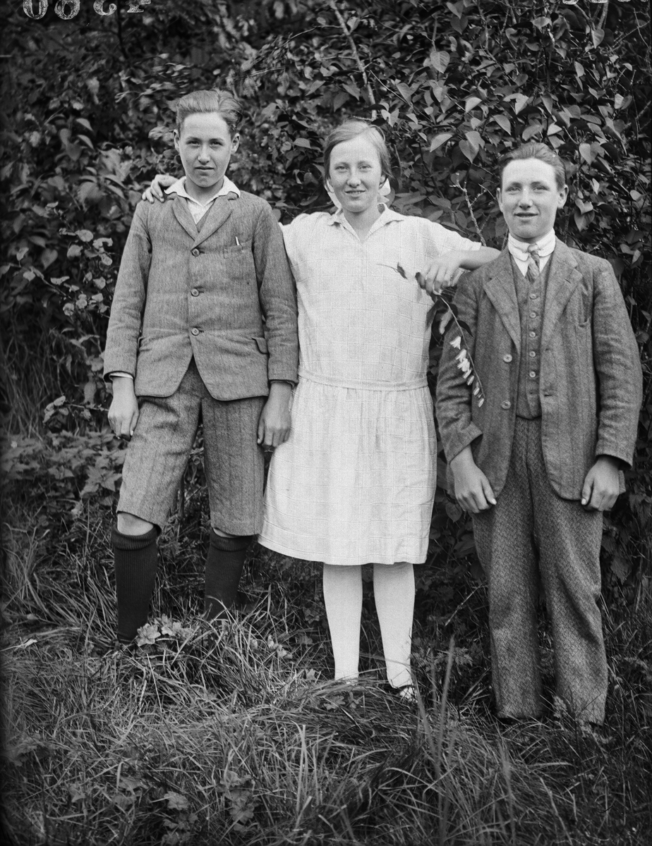 Ivar Larsson, Margit Larsson och Erik Larsson, Isby, Simtuna socken, Uppland 1928