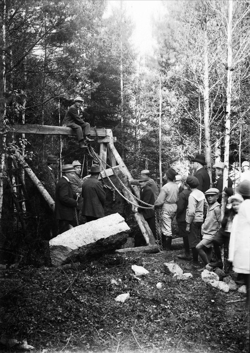Folksamling vid resningen av runstenen vid Buska, Bengtsbo, Altuna socken, Uppland 1924