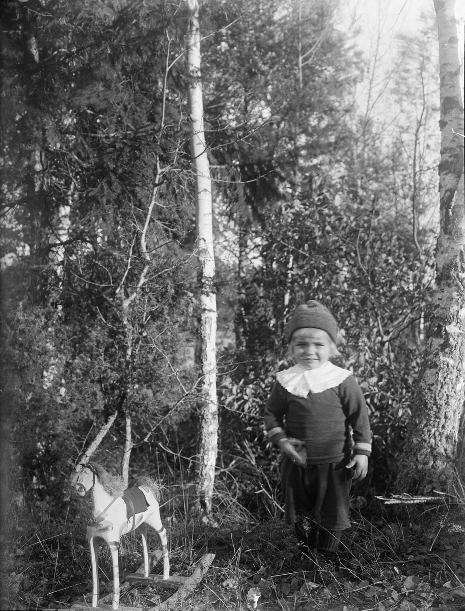 "Ture Gustafson Billerstena med handen på magen", Altuna socken, Uppland 1923