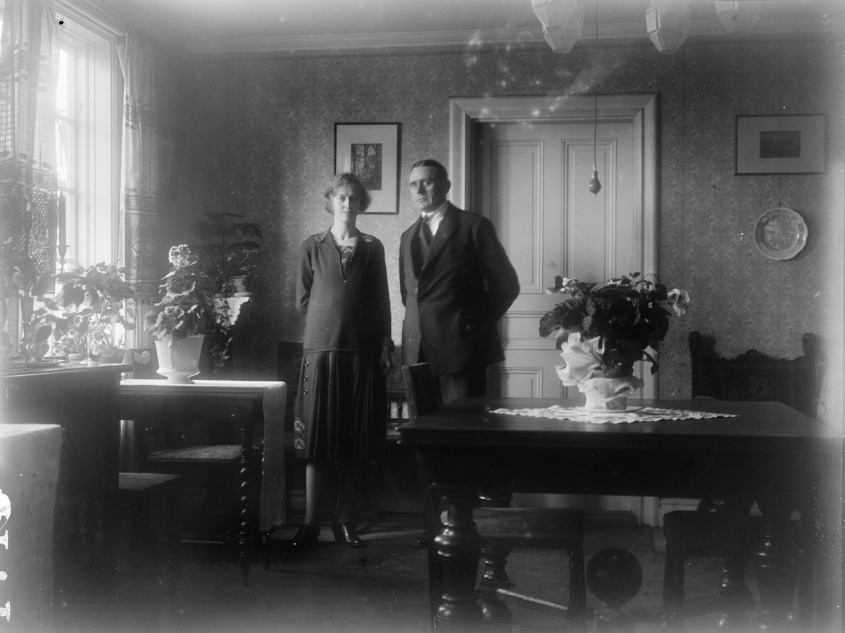 Nils och Elsie Angberg i salen, Revelsta, Altuna socken, Uppland 1927