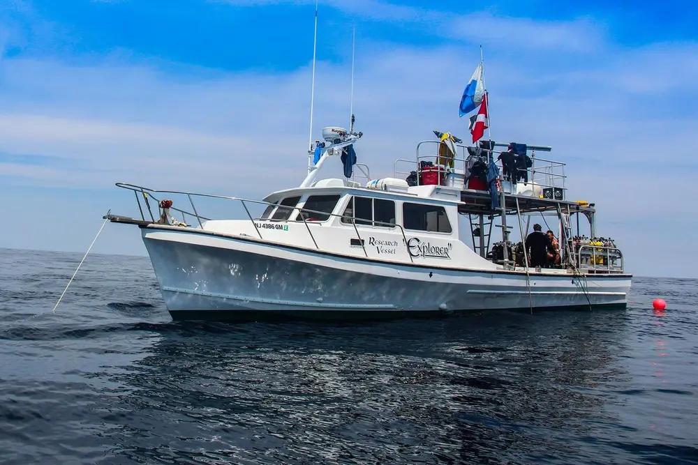 Den hvite båten Explorer på havet.