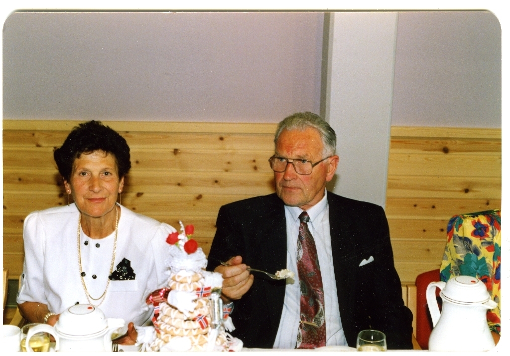 70-årsdagen til Anna Hinnaland f. Svalestad (25.7.1921 - 3.9.2003). Her saman med mannen Erik Hinnaland (9.2.1917 - 3.11.1998).