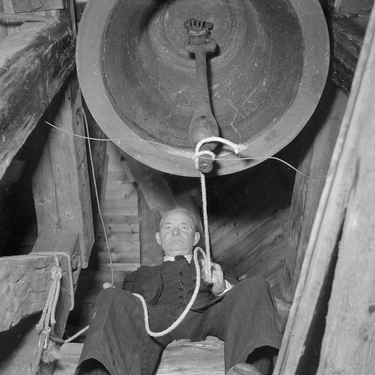 Kirketjener Haakon Halvorsen ringer jula inn i 1952