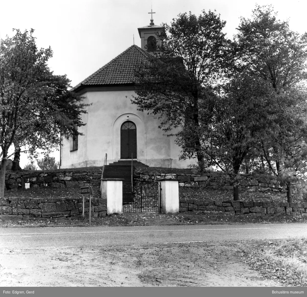 Text till bilden:"Harestads kyrka. Korpartiet. Partiet mellan murarna utgör en kyrkogårdsutvidning från 1944-45".