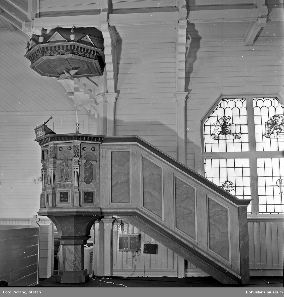 Text till bilden: "Hede kyrka. Predikstolen från 1600-talet".