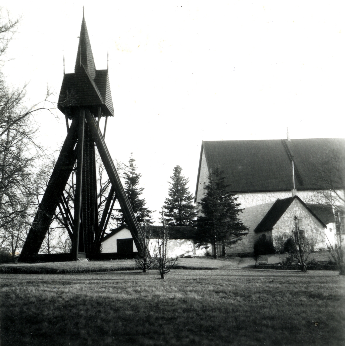 Klockstapeln vid Dörby kyrka.