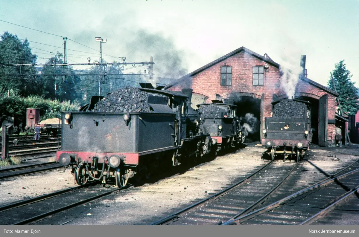 Oppfyrte damplokomotiver ved lokomotivstallen på Kongsvinger stasjon.