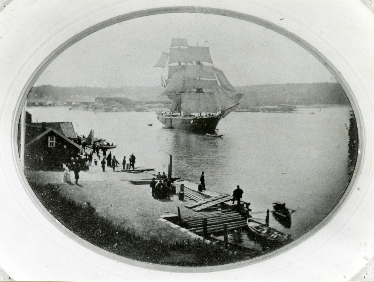 Brigg 'Ørnen' (b.1836) for fulle seil opp Østerelven i gamlebyen i Fredrikstad, med Isegran og Kråkerøy i bakgrunnen