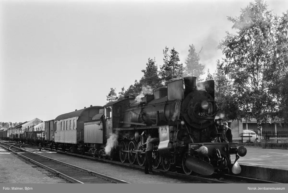 Godstog fra Elverum til Kongsvinger på Elverum stasjon. Toget trekkes av damplokomotiv type 26c nr. 433. Bak lokomotivet personvogn litra BF3 nr. 19903.