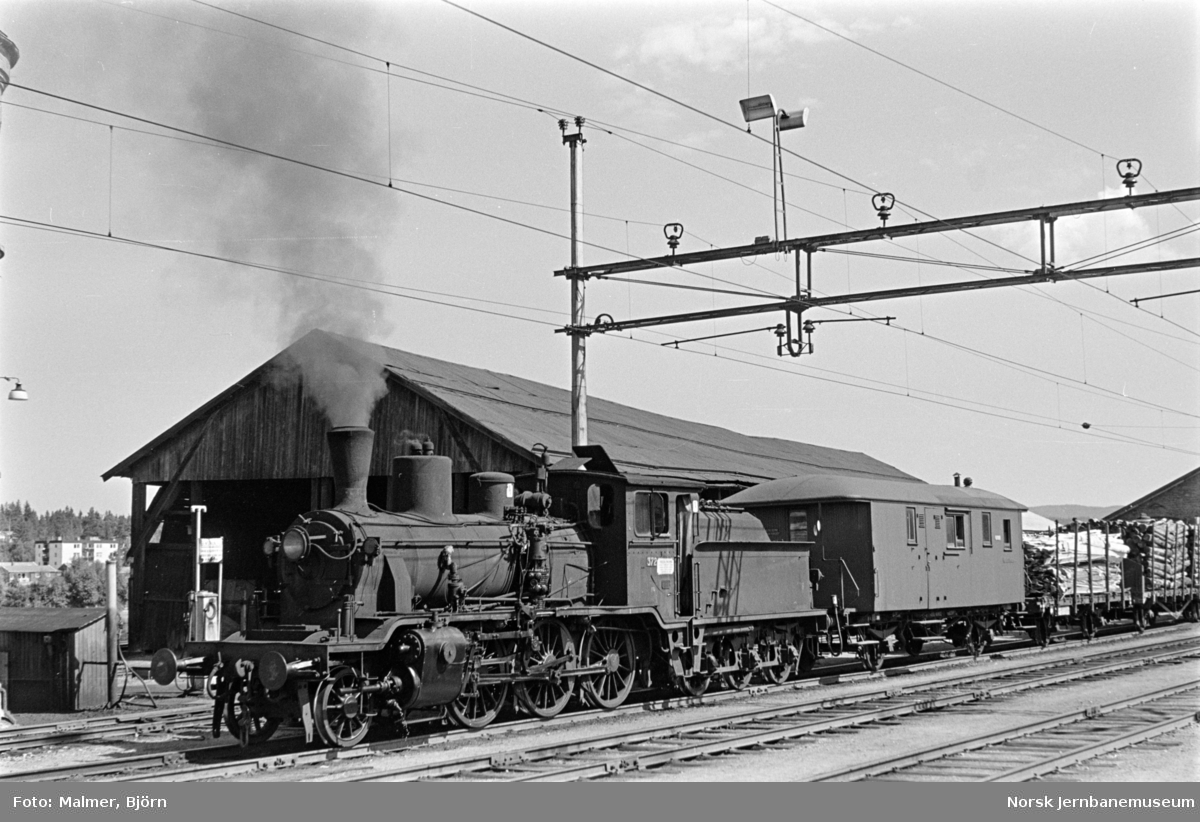 Damplokomotiv type 21c nr. 372 med godstog på Kongsvinger stasjon.