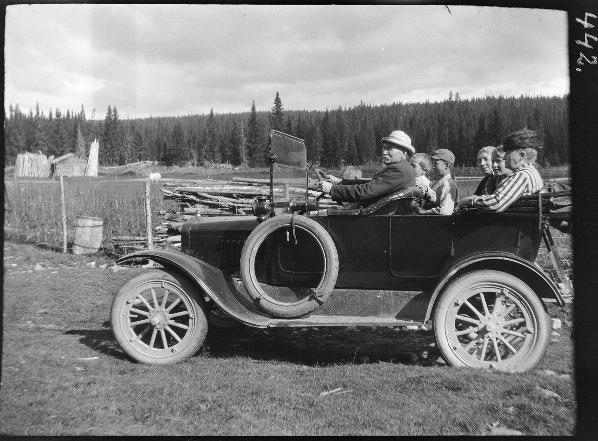 Personbil, famlie på biltur, O.J.Hoel, Romedal ved rattet. Vang Allmenning. Ford T 1920-22.