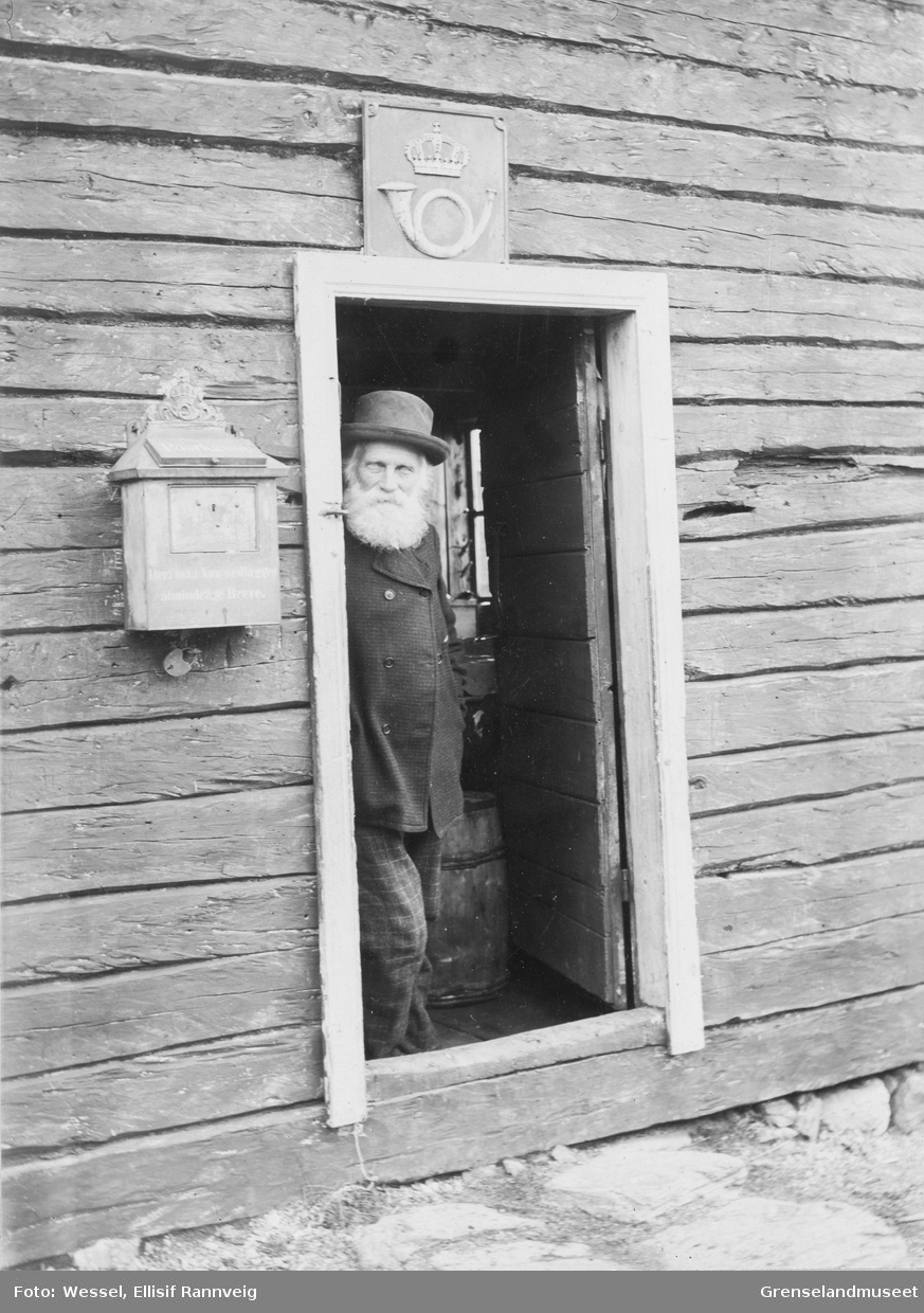Handelsmann Hans Petter Figenschou i krambudøra, august 1896