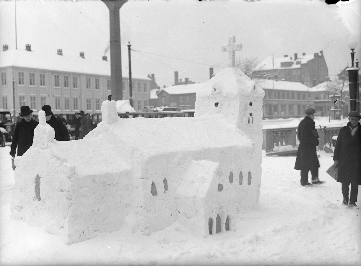 Vår Frue kirke modellert i snø av drosjesjåfører
