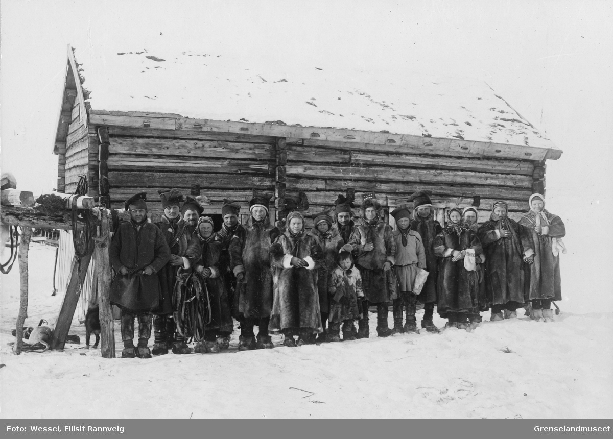 Samer fra Sør-Varanger på tur til Den Hellige Trifons fest i Pechenga, vinteren 1897. Marit Banne nr. 4 fra venstre