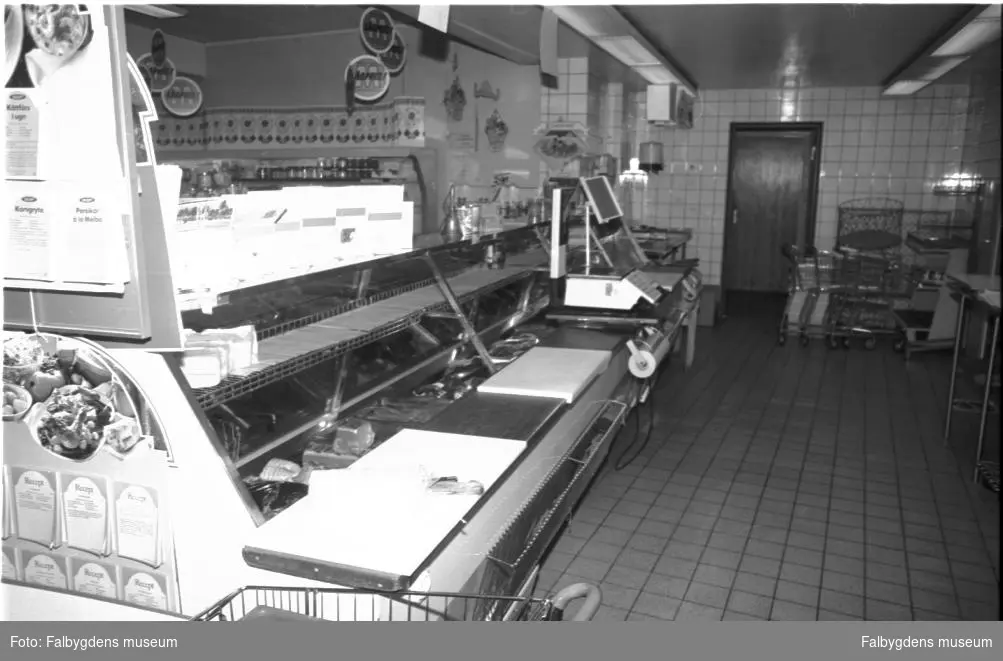 Fotodokumentation av Runes livs livsmedelsbutik strax före nedläggandet 1992.