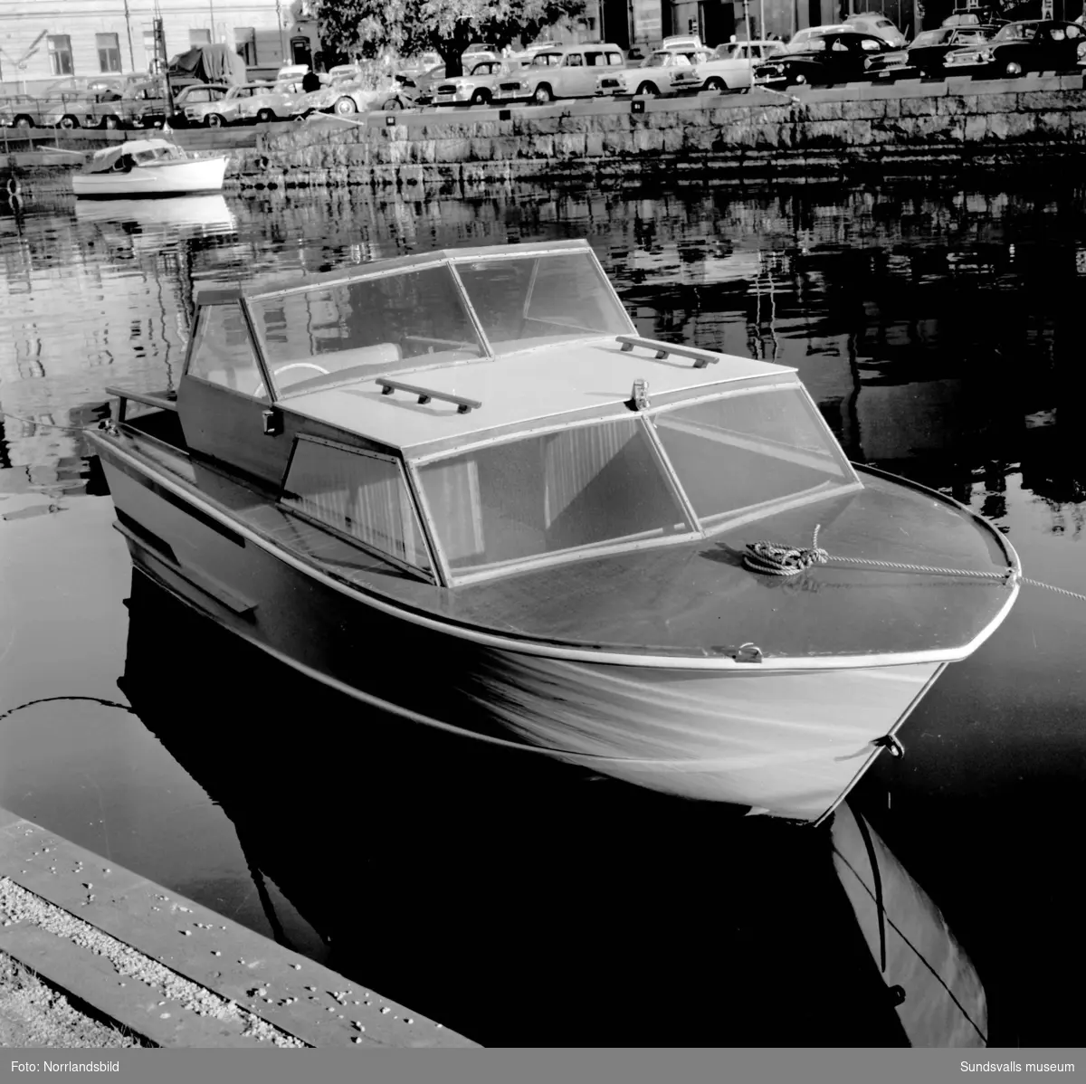En fritidsbåt Capir ligger förtöjd i Selångersån. Båtmodellen tillverkades  på Alnö och hade tidigare samma år gjort succé på båtmässan i Stockholm.
