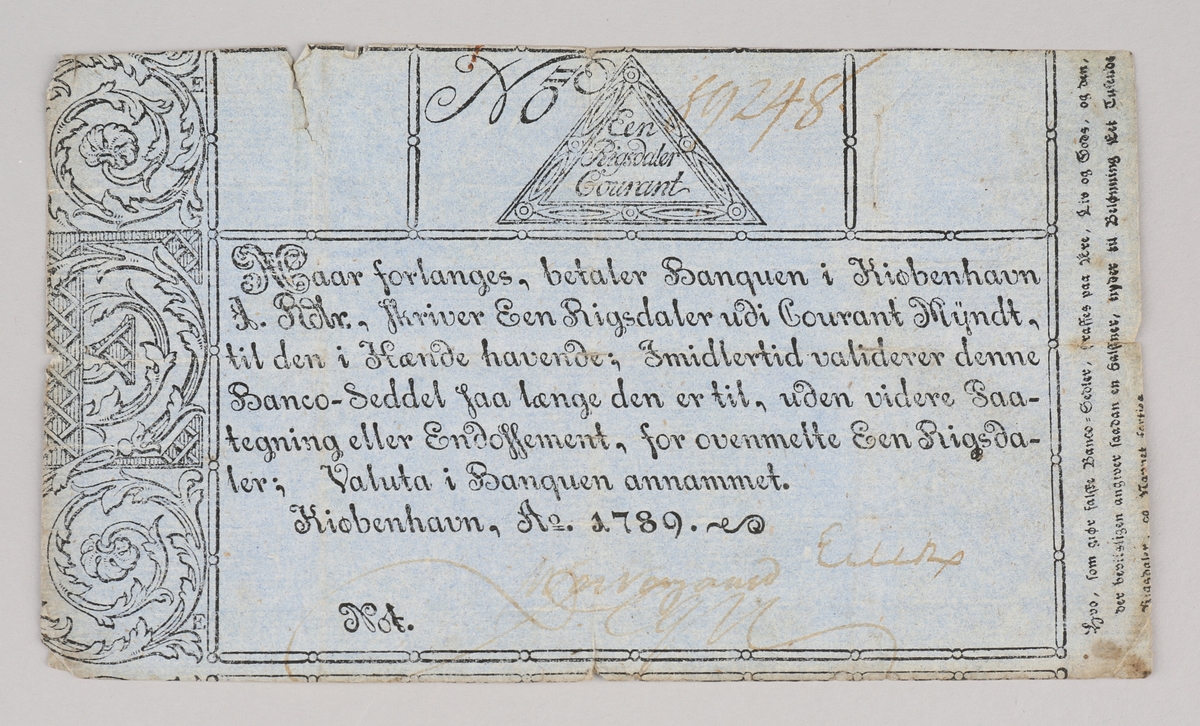 Dansk pengeseddel pålydende En Rigsdaler Courant fra 1789. Med vannmerker, og uthevede stempler i øvre hjørner