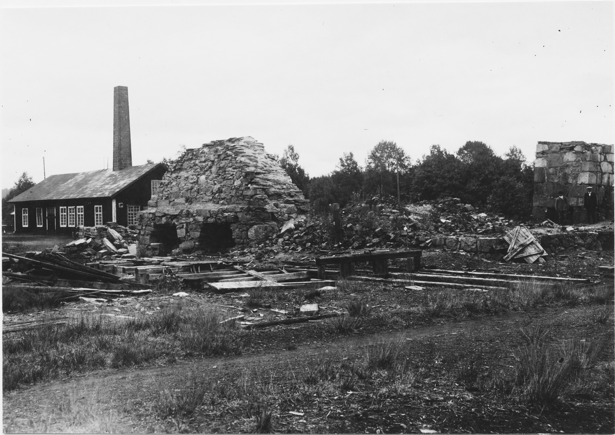 Ruiner efter guld- och nickelverket vid Klefva Bruk. Till höger Ädelfors Bruks AB.