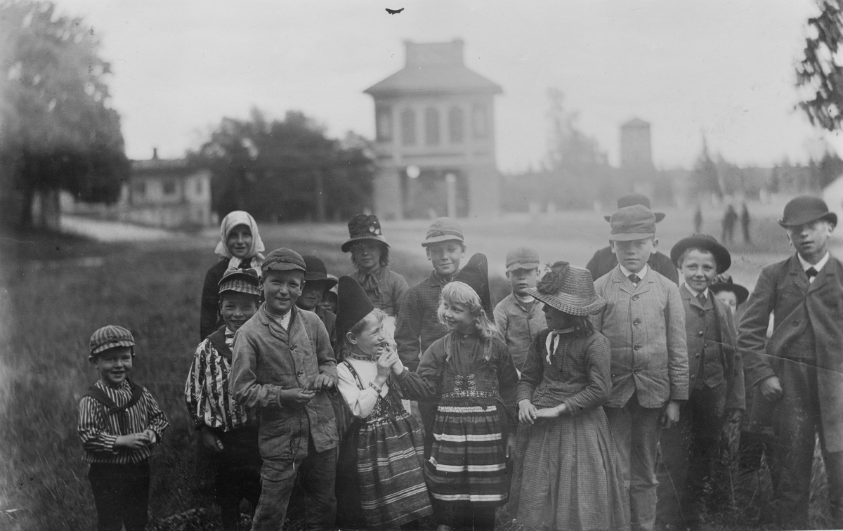 Barn vid Drottning Christinas lave, Sala silvergruva vid slutet av 1890-talet.