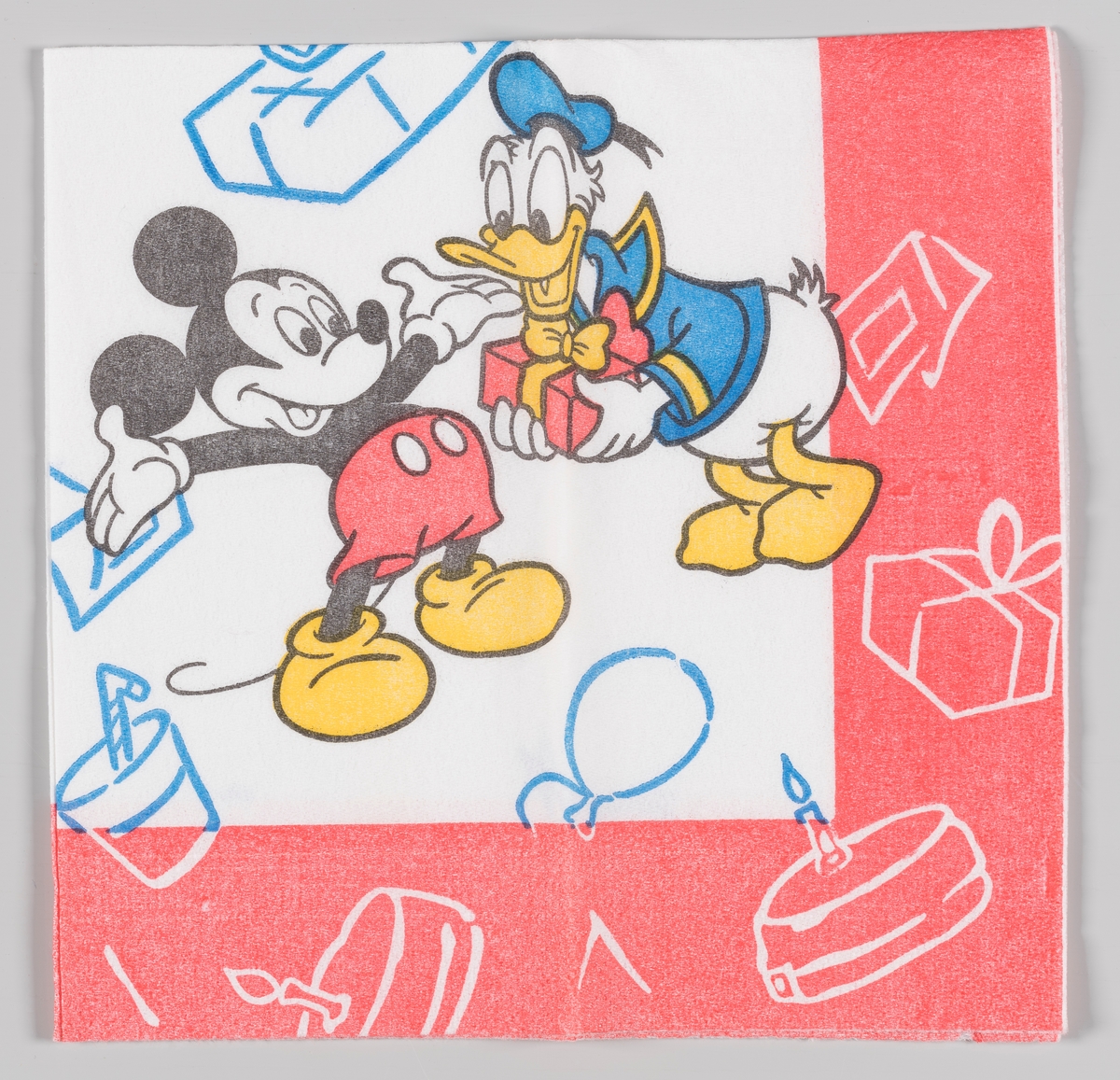 Donald Duck står med en presang som han vil gi til Mikke Mus. kaker og bursdagspresanger svever rundt de to.