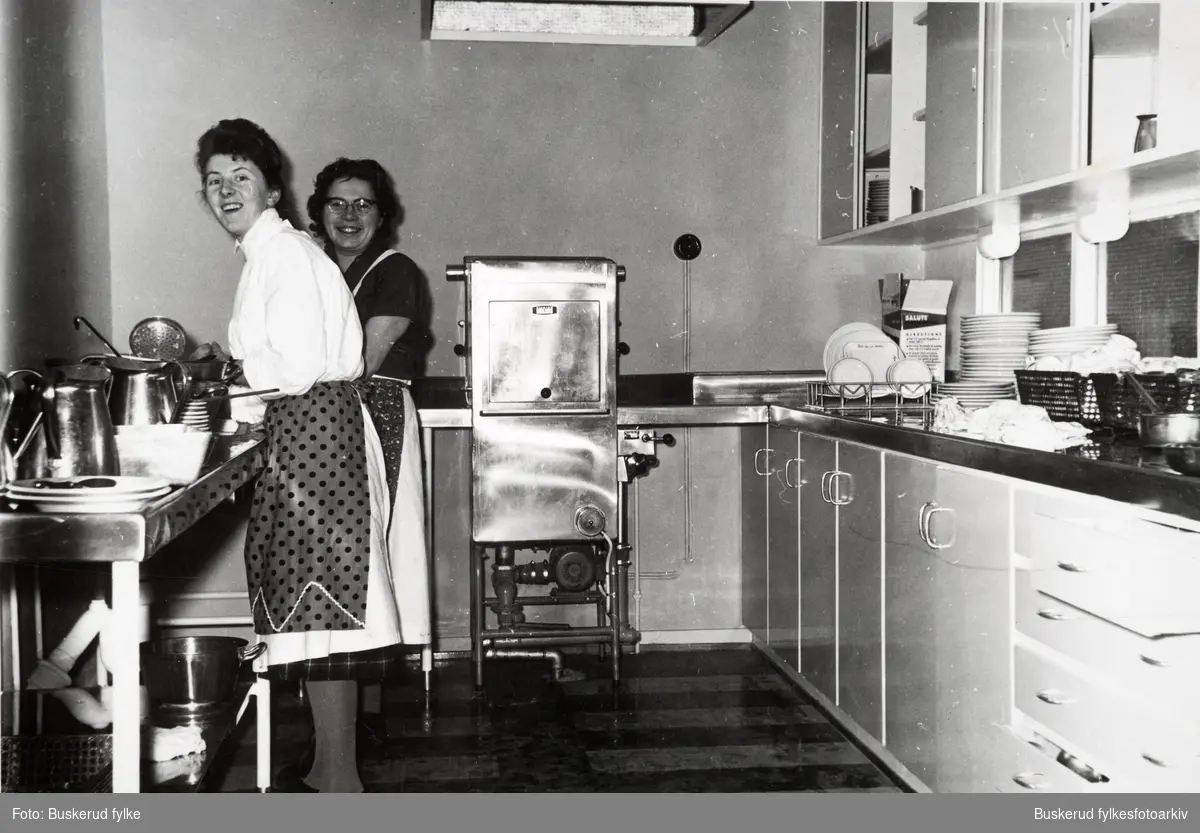 Buskerud gård
Det nye internatetkjøkkenet med spisesal stod ferdig i 1960. Her er kjøkkenjentene i oppvasken.