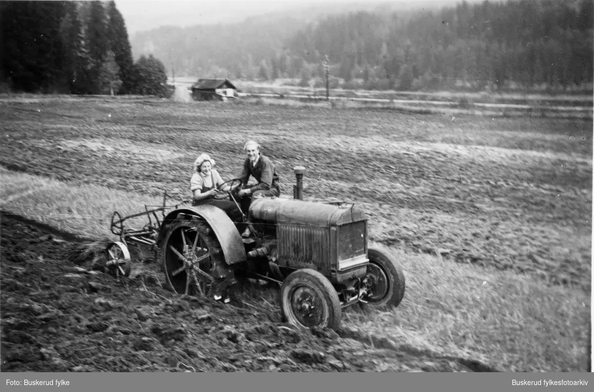 Buskerud gård landbrukskole
Jentene fikk også opplæring i traktorkjøring. Her instrueres  det i slepeplog. Traktoren er en Porat internasjonal. Instruktør er agronom Nils Johan Heieren, eleven er Berit Gridaker