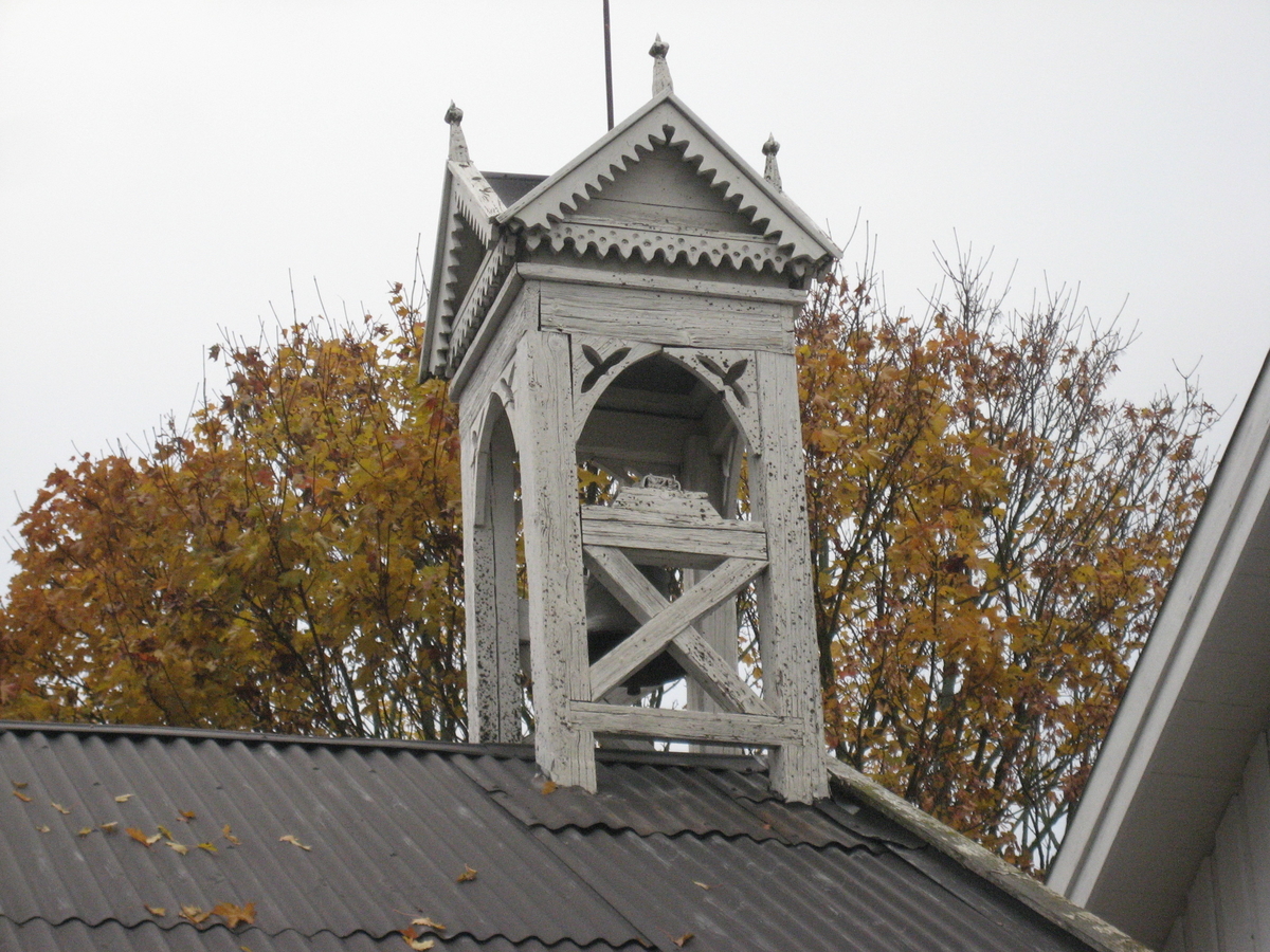 Klokketårnet på Røhne (Røne) nedre har kryssformet saltak (lanterneform) og elementer fra sveitserstil og empirestil. Klokketårnet står på en låve bygget i 1902, og er i middels til god stand. Trolig ble tårnet bygget og klokken kjøpt rundt 1905. Tårnet ble vedlikeholdt ca. 1985. Det er ikke kjent hvem som laget tårnet, og det er heller ingen initialer eller årstall på det.