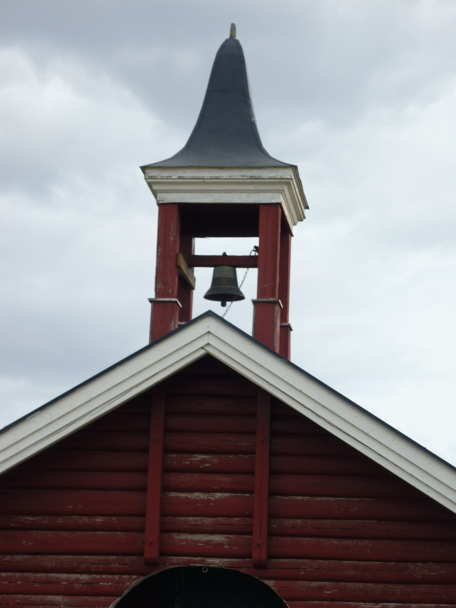 Klokketårnet på Stokset står på et stabbur fra 1930, og har etter hva eier vet blitt bygget  samtidig som stabburet. Tårnet er bygget i enkel empire-stil med rødmalt grunnkonstruksjon og tilnærmet lik null ornamenter. Taket på klokketårnet er et telttak med svungen form og er tekket med kobber. Selve klokketårnet har ingen initialer eller inngraverte årstall, matklokken har inngravert ”J. OPLAND BYÅSEN”; tårnet har ingen værhane. Etter hva eier vet har klokketårnet blitt brukt til å ringe ut og inn fra arbeidsøkter og måltider, samt ved ulykker og brann. I dag brukes det til å ringe inn til Pinse. Støpulet på Stokset er i dårlig stand, da det er store forekomster av råte i tårnet; det er planlagt å restaurere tårnet i løpet av 2017.
