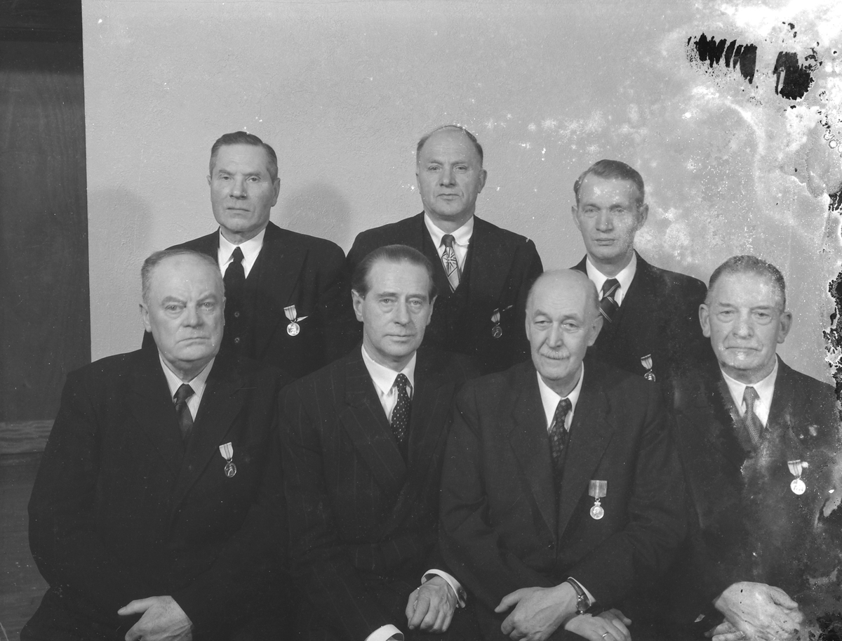 Medalje til ansatte i firma Chr. Thaulow & Søn