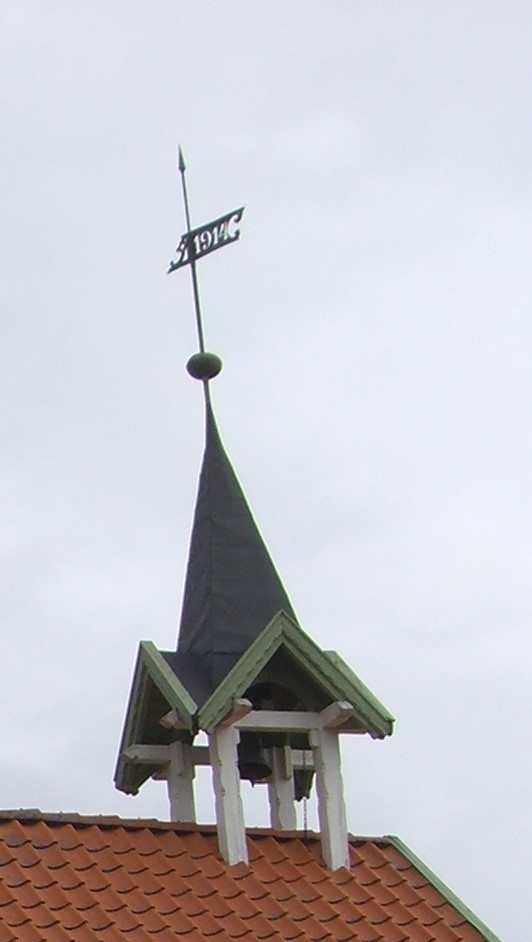 Klokketårnet på Løken store har trekk fra sveitserstil. Taket er et kryssformet saltak med kjegleformet midtparti. Tårnet står på et bolighus, og er i middels til god stand.