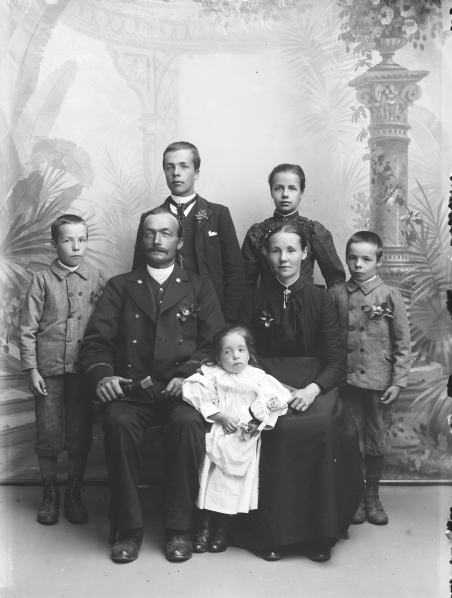 Baneformann Hans Mathisen med kona Eline Olsdatter og barna, fra venstre: Harald, Agnes, Ludvig, Peter og Rakel.
