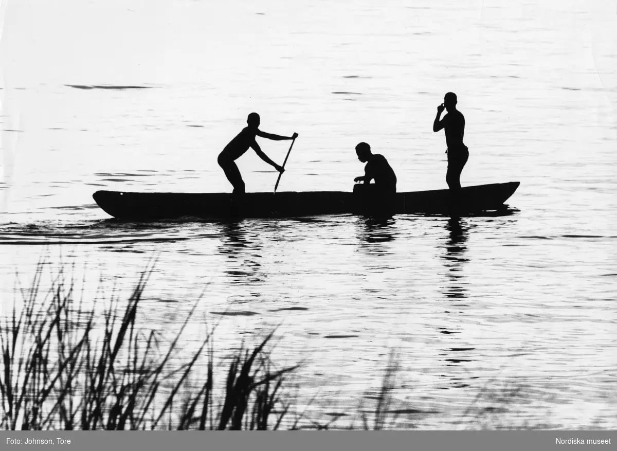 Tanganyikasjön, Kongo. En båt med tre män på vattnet.