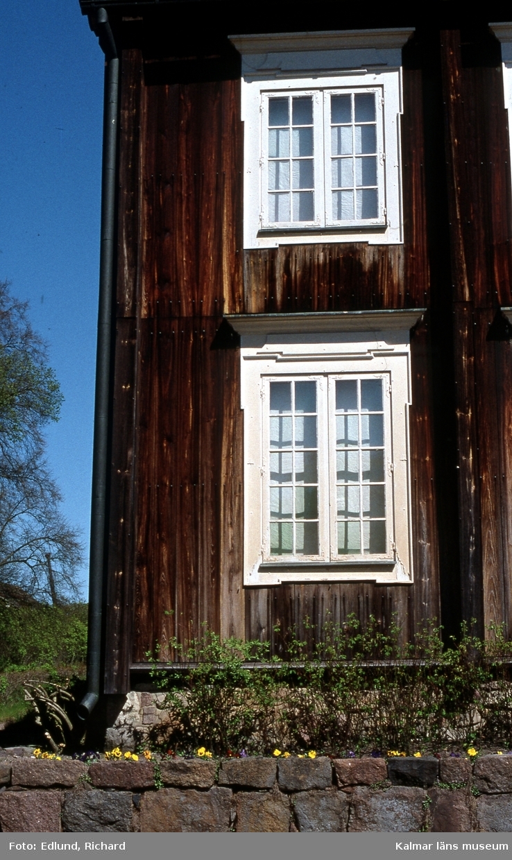 Detalj av fasaden på Strömsrums herrgård.