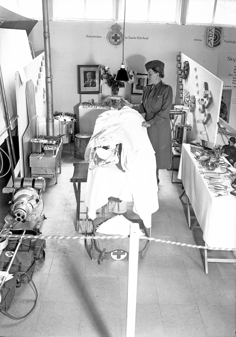 Hantverksutställningen 1947 i Kalmar. Paviljongen för Svenska Röda Korset. En fingerad operationssal.