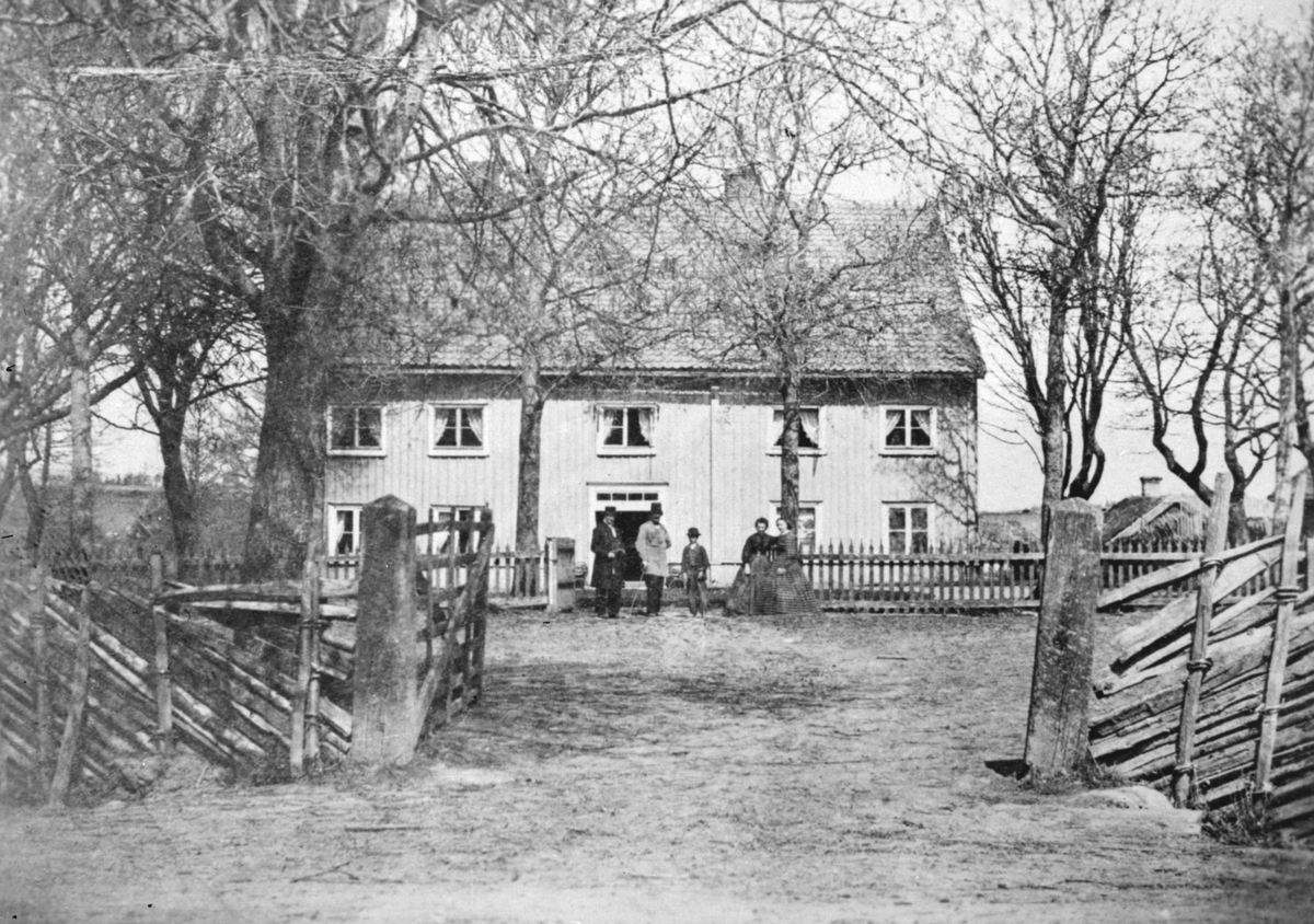 Suddigt men unikt fotografi mot Stora Åby kyrkoherdeboställe. Enligt påskrift daterad 1867. Vid tiden disponerades bostället av kyrkoherde Johan Gabriel Schenström.